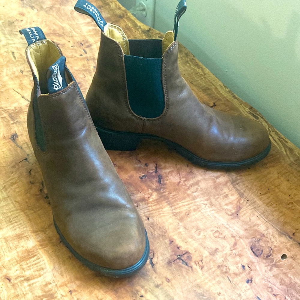 Womens blundstones size 8